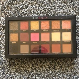 Huda Beauty Rose gold Edition palette